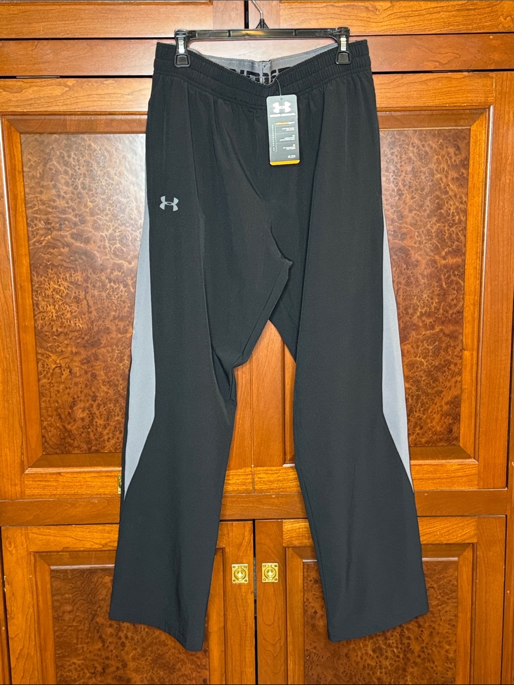 Under Armour men’s size L Black Joggers with Gray Side Panels NWT
